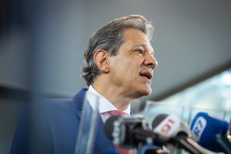 Pegar devedor contumaz é sufocar o crime e proteger negócios honestos, diz Haddad