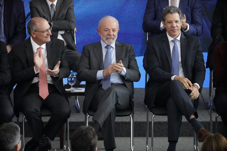 Alta de investimento estrangeiro no Brasil atesta rumo certo, diz Alckmin