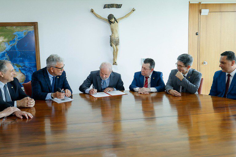 Lula sanciona medida que reduz custos e amplia direitos da categoria de taxistas