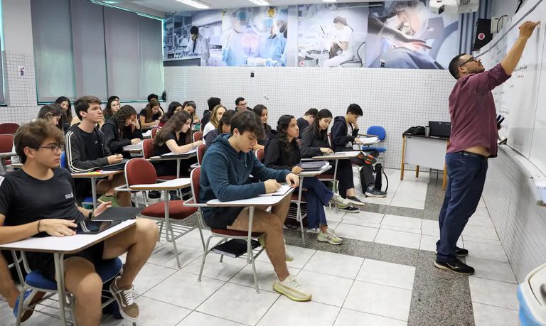 Mais de 98 mil inscritos fizeram o Enem 2025 em busca da certificação do ensino médio