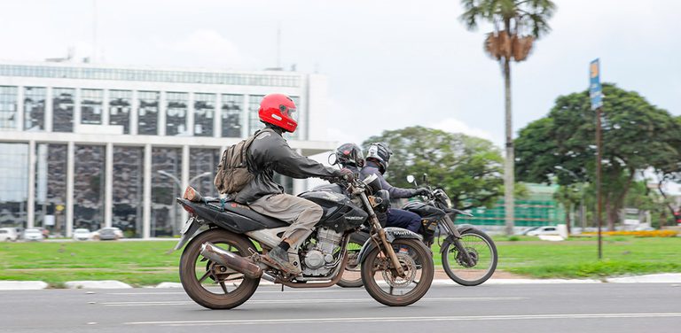 Mortes de motociclistas no trânsito aumentam 15 vezes em 20 anos. Jovens são maioria