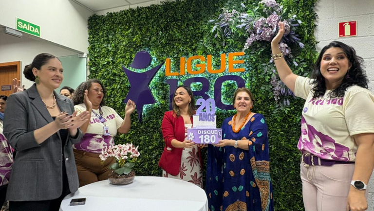 Central de Atendimento à Mulher – Ligue 180, 20 anos, recebeu 877 mil ligações em 10 meses