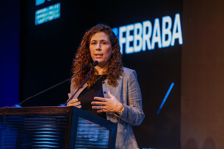 Esther Dweck na Febraban: Estado forte explica cenário econômico positivo
