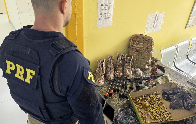 PRF prende dupla de facção criminosa que tentava deixar o Rio com arma e munições