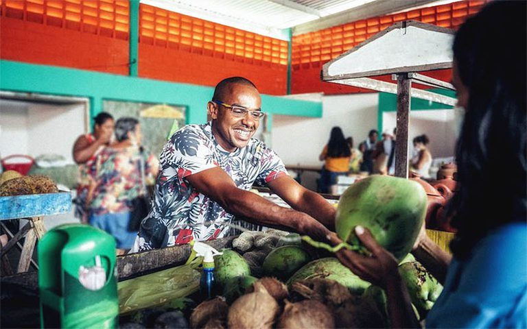Com renda 70% maior, Brasil registra menor nível histórico de pobreza e desigualdade