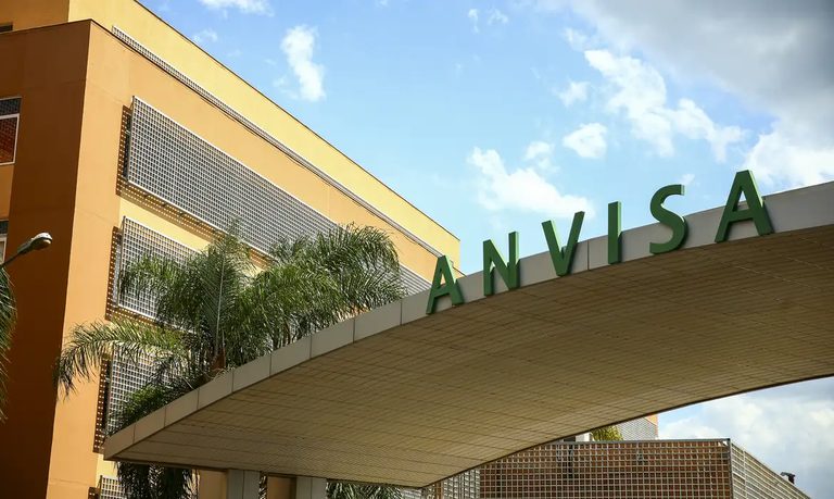 Anvisa determina recolhimento de lotes contaminados de sabão líquido para roupas