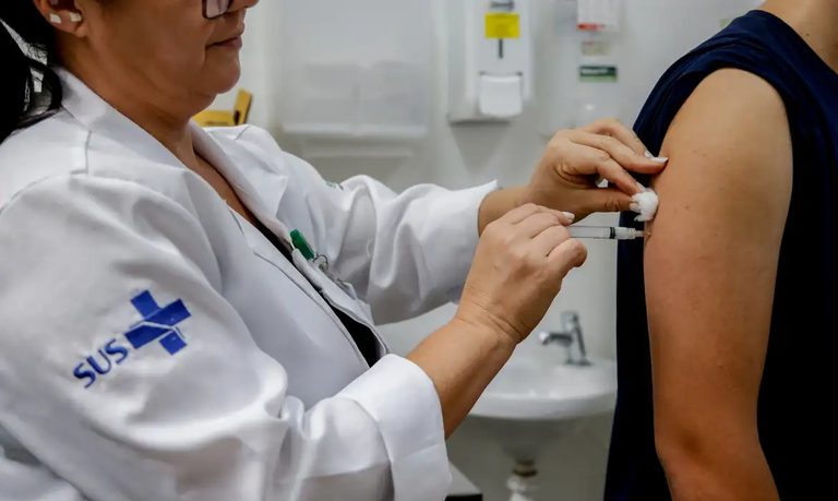 Saúde fecha compra de 1,8 milhão de doses da vacina contra vírus sincicial respiratório