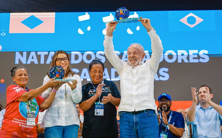 Lula celebra Natal com catadores de recicláveis e defende política como fonte de esperança
