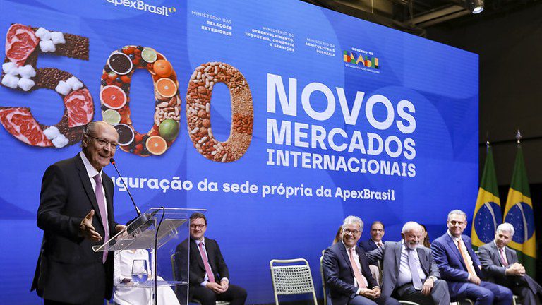 Na Apex, Geraldo Alckmin comemora recorde de exportações em 2025