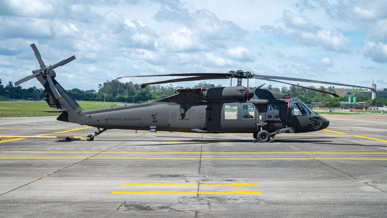 Exército recebe o primeiro dos 12 recém-adquiridos helicópteros Black Hawk