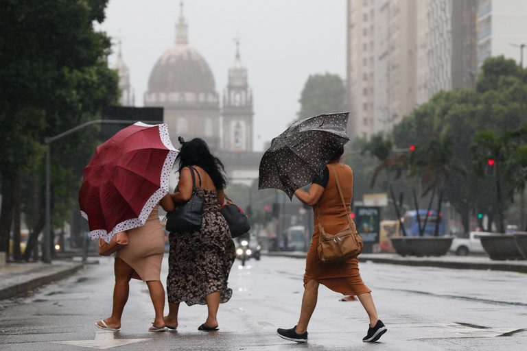 Frente fria intensifica tempestades em seis estados a partir desta sexta-feira (12)