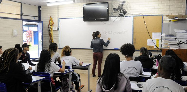 Com isenção até R$ 5 mil, metade dos professores da educação básica deixará de pagar imposto