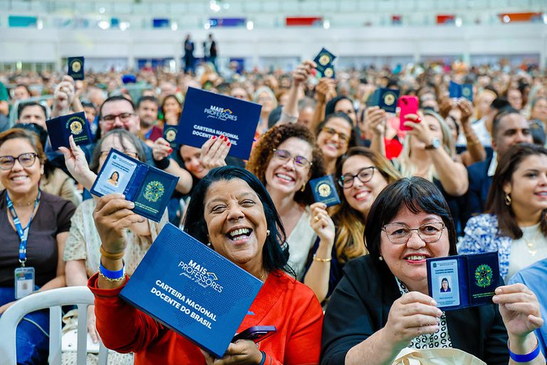 Lula entrega Carteiras Nacionais Docente e inicia nova etapa de obras do ITA no Ceará. Assista
