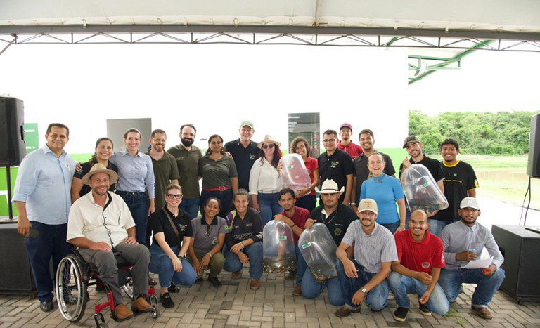Ministro Fávaro realiza entrega de alevinos para fortalecer piscicultura na Baixada Cuiabana