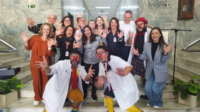 O poder do sorriso: projetos de palhaçoterapia levam alegria e afeto para hospitais