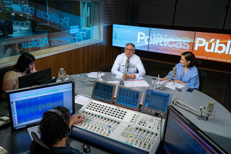 Padilha celebra melhora em indicadores vacinais: vencendo a batalha contra fake news