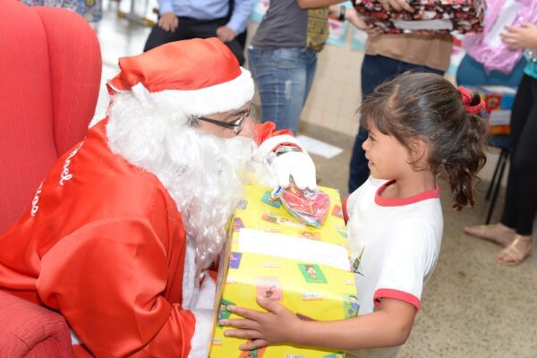Papai Noel dos Correios: Madrinhas e padrinhos devem ficar atentos aos prazos de entrega dos presentes