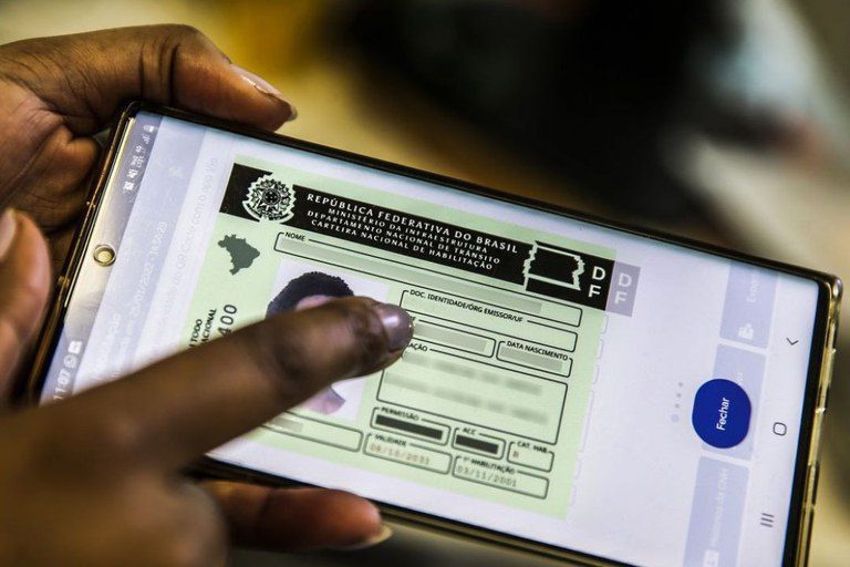 Presidente acompanha regulamentação de novas regras para carteira de motorista. Assista