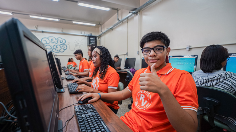 Programa "Computadores para Inclusão" cria mais de mil laboratórios no Brasil em 2025