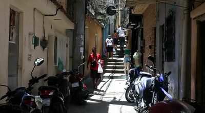 Censo 2022: 19,2% da população de favelas vivia em ruas só acessíveis a pé, de bike ou moto