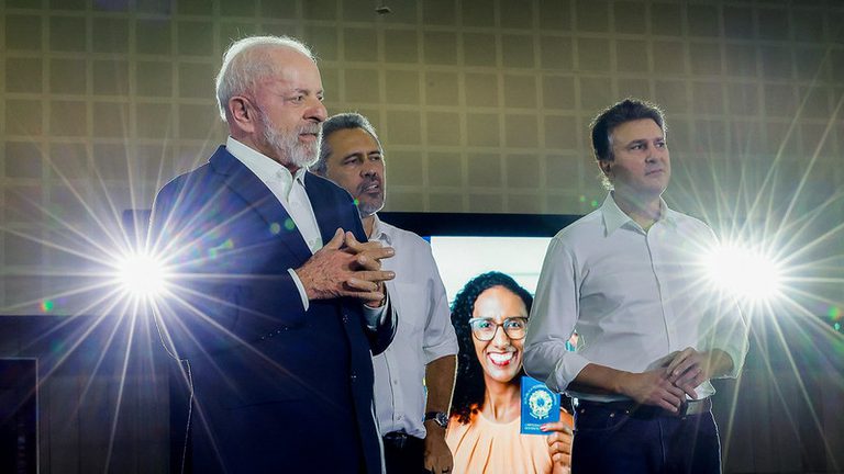 'Quero apenas dar a todos o direito de ter oportunidades', diz Lula a professores