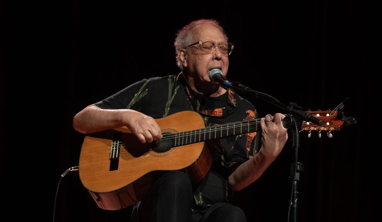 TV Brasil homenageia Jards Macalé com reexibição de show no Cena Musical