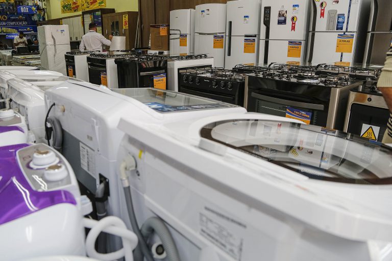 Com mais 0,5% em outubro, vendas do comércio varejista crescem 1,5% em dez meses