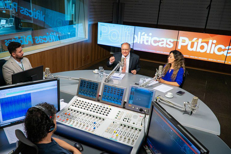 Brasil bateu recordes no comércio exterior porque abriu e conquistou mercados, ressalta Alckmin