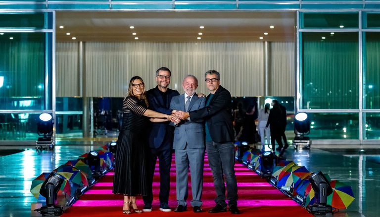 “Cultura é sagrada na construção da personalidade de um País”, diz Lula em ligação para Wagner Moura e Kleber Mendonça Filho