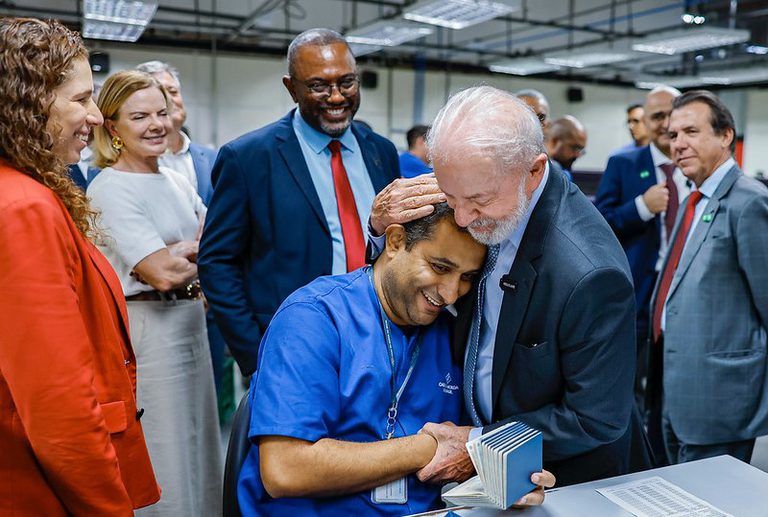 'Todos temos a obrigação de brigar para que o salário mínimo melhore', defende Lula