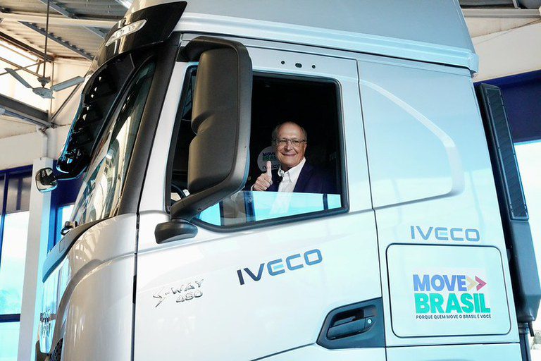 Alckmin acompanha entrega de caminhões do Move Brasil e inclusão de novo modelo com IPI zero no Carro Sustentável