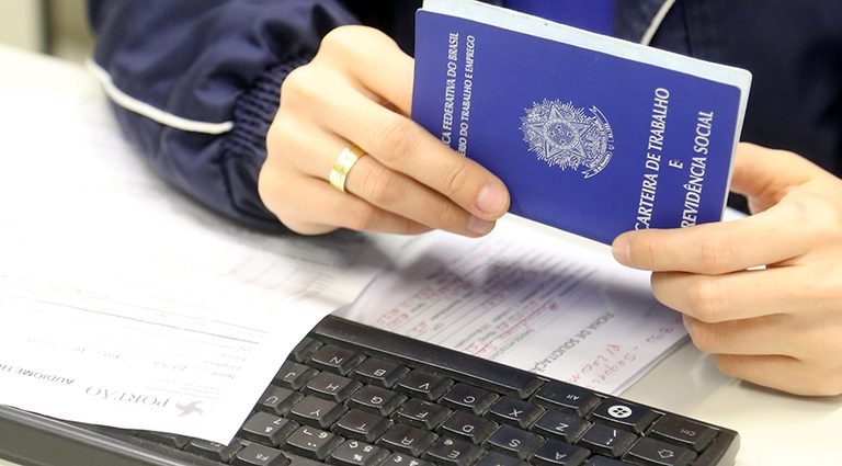 País fecha 2025 com menor desemprego da história; renda do trabalho cresce 7,5% e é recorde