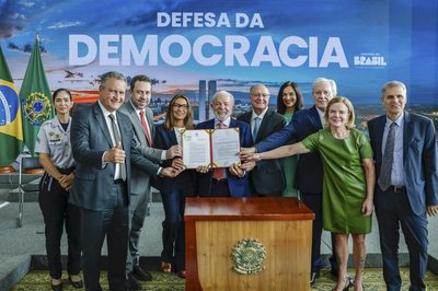Em ato em defesa da democracia, Lula veta o chamado “PL da Dosimetria”