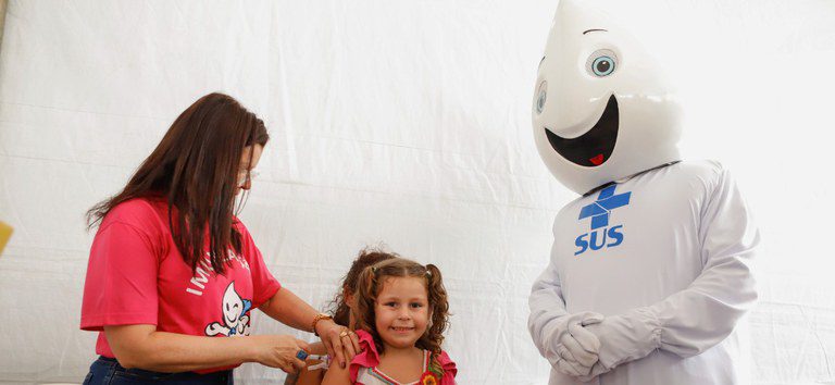 Na contramão de decisões internacionais, Brasil avança na oferta de vacinas para crianças