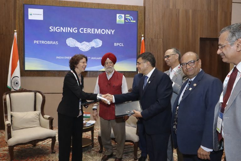 Petrobras vai vender mais petróleo para a Índia, em contratos de US$ 3 bilhões Petrobras vai vender mais petróleo para a Índia, em contratos de US$ 3 bilhões