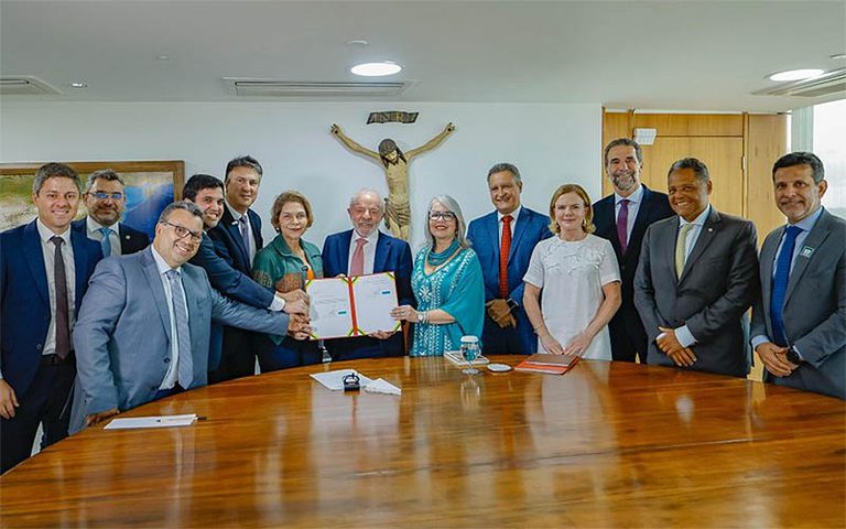 Lula assina MP com aumento de 5,4% no piso do magistério, que volta a ter ganho real em 2026