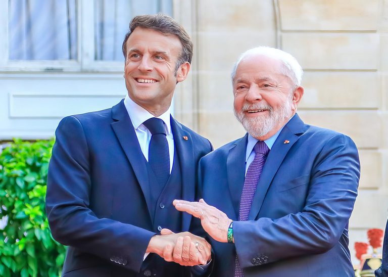 Presidente Lula conversa por telefone com presidente francês Emmanuel Macron
