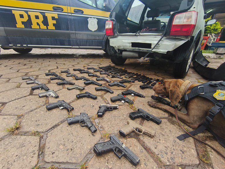 Polícia Rodoviária Federal apreende armas que seriam levadas ao Complexo do Alemão