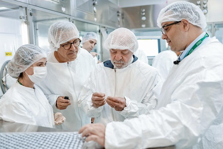 'Ajudar o Butantan é ajudar 215 milhões de almas que vivem neste País', afirma Lula