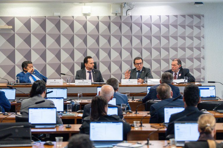 'O seguro-defeso está garantido a quem tem direito', afirma ministro Luiz Marinho