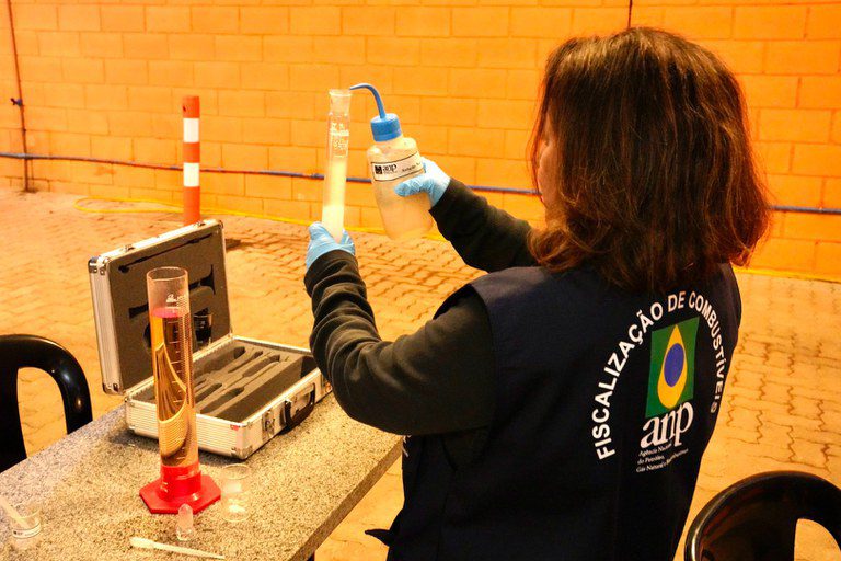 Inmetro e ANP já detectaram 301 irregularidades em postos de combustíveis de oito estados e do DF