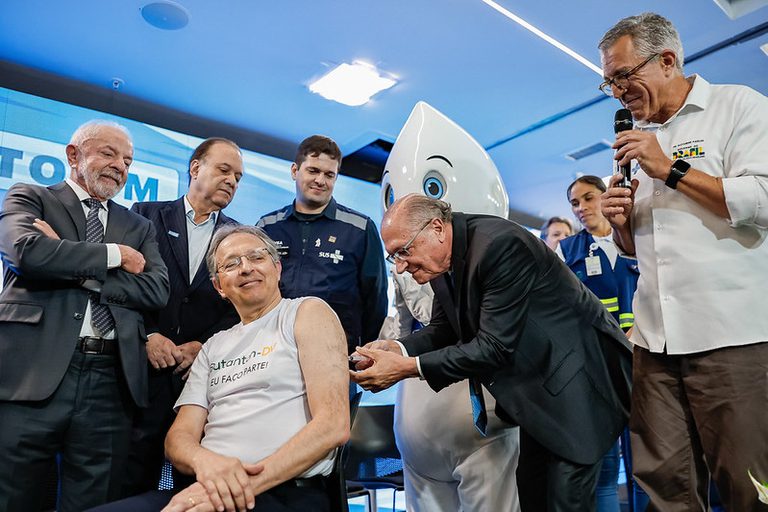 Lula comanda a aplicação das primeiras doses da vacina contra a dengue fabricada no Brasil