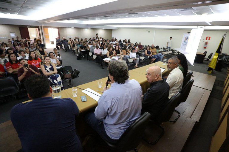 Caravana reúne gestores e movimento sociais para planejar reparação de atingidos em 11 municípios