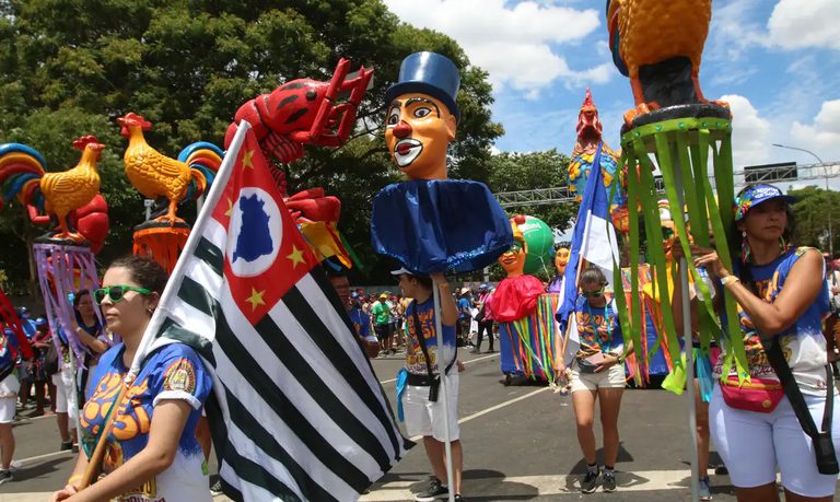 Carnaval de SP em alta: compra de bilhetes aéreos cresce 11% em 2026