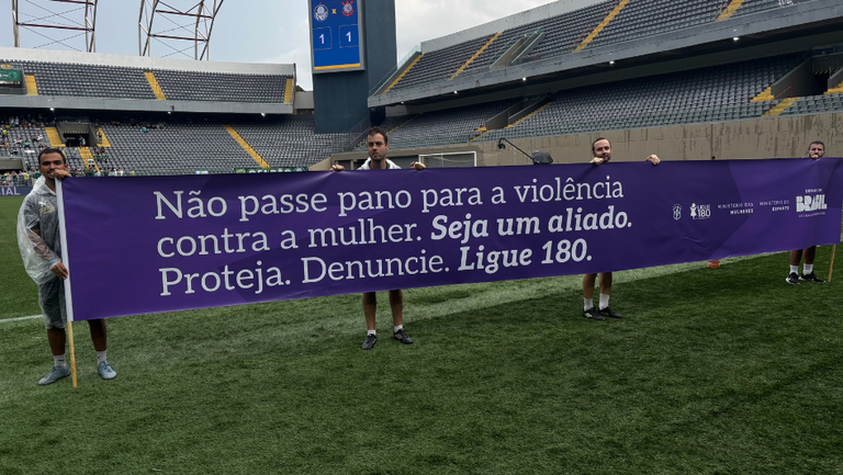 Final da Supercopa Feminina é marcada por mobilização contra a violência à mulher