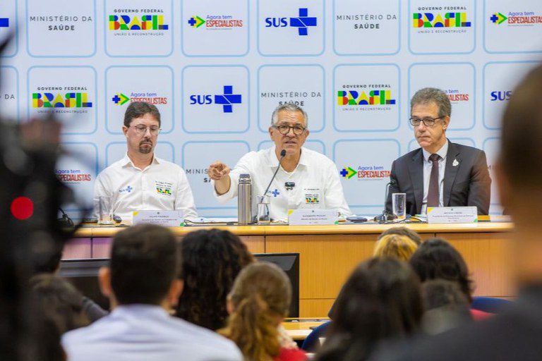 Saúde anuncia 3 mil novas residências médicas e contratação de 900 especialistas no SUS