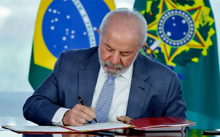 Lula sanciona reajuste no Legislativo e veta furos no teto constitucional