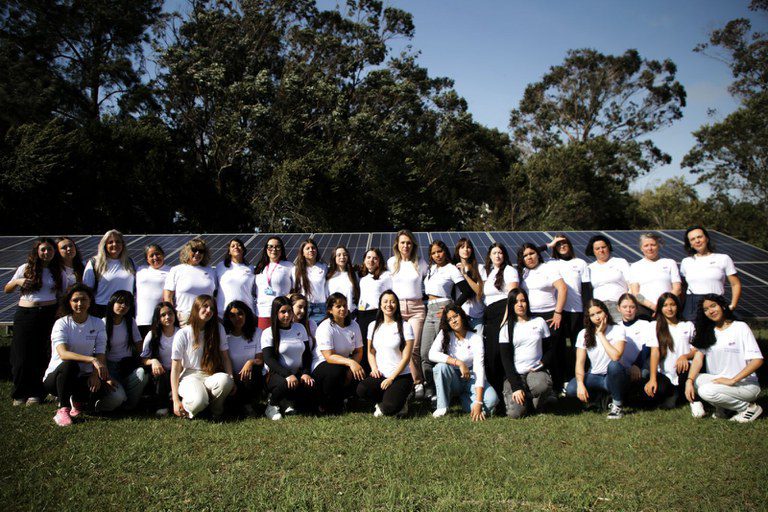 Mulheres são maioria na formação científica e somam 57% das pessoas com pós-graduação