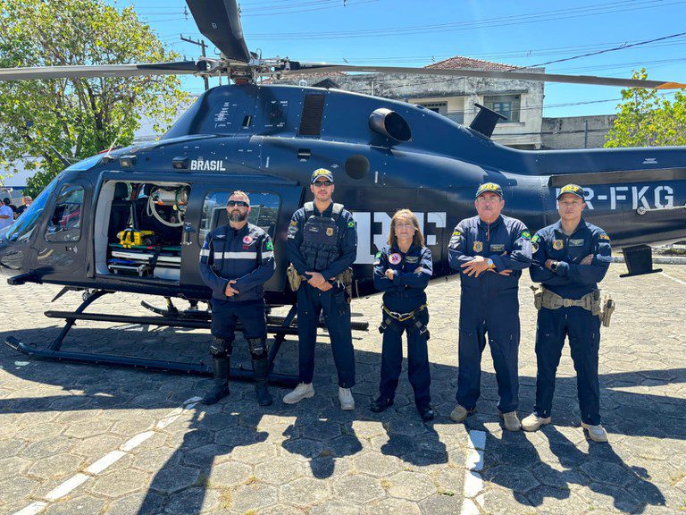 PRF faz simulado aeromédico para reforçar segurança no bloco de carnaval Galo da Madrugada