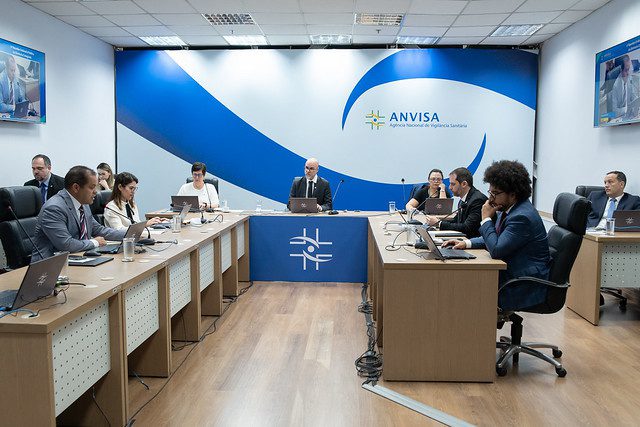 Anvisa atualiza vacina da Covid e lista de medicamentos de baixo risco